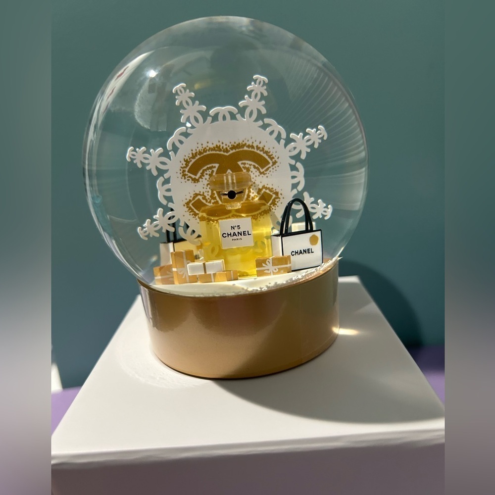 Chanel Snow Globe 2024 Edition RARE - Picture 6 of 9